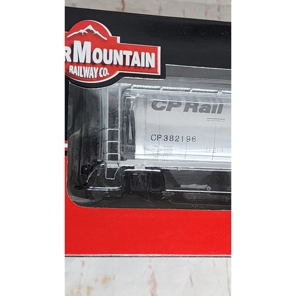 Inter Mountain Railway Co.45221-05 Cylindrical Covered CP Silver Car Model Train - Picture 11 of 11